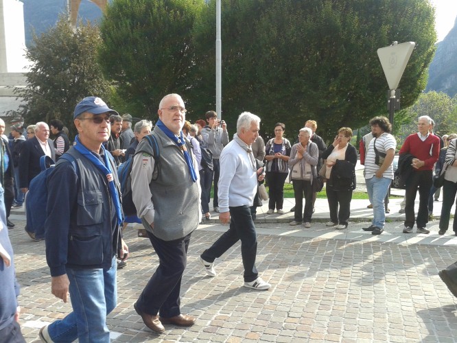 la sfilata dei soccorritori per le vie di Longarone01.jpg